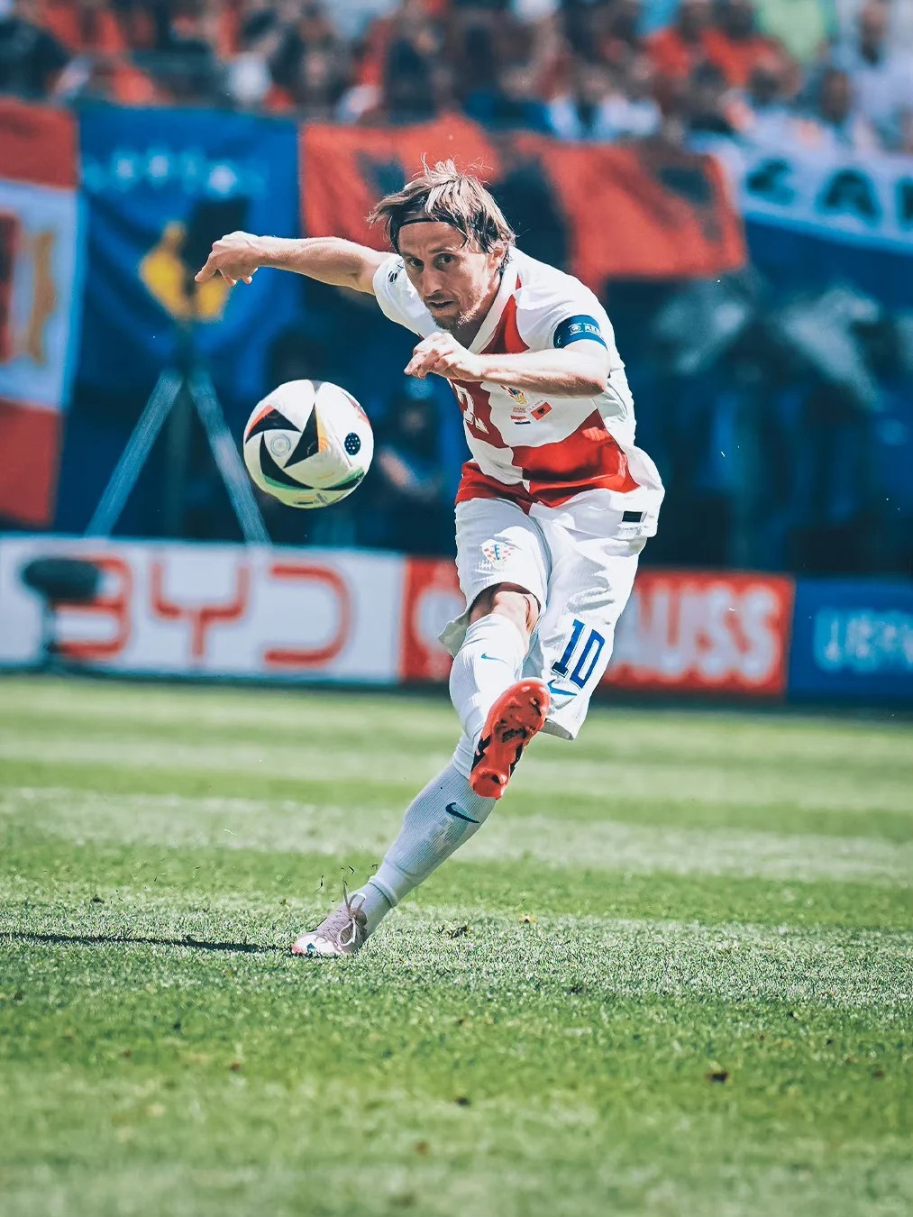 开云体育入口-克罗地亚完胜曼城，莫德里奇惊艳四座